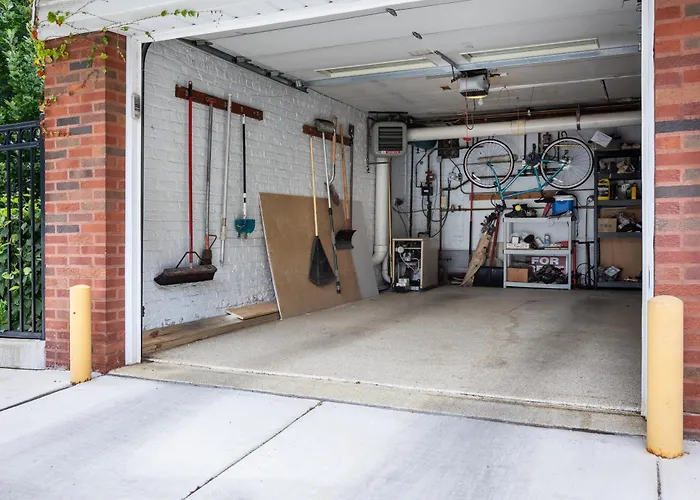 Lakeview East Apartment