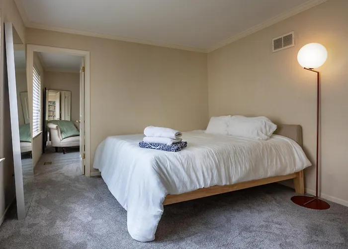 Lakeview East Apartment
