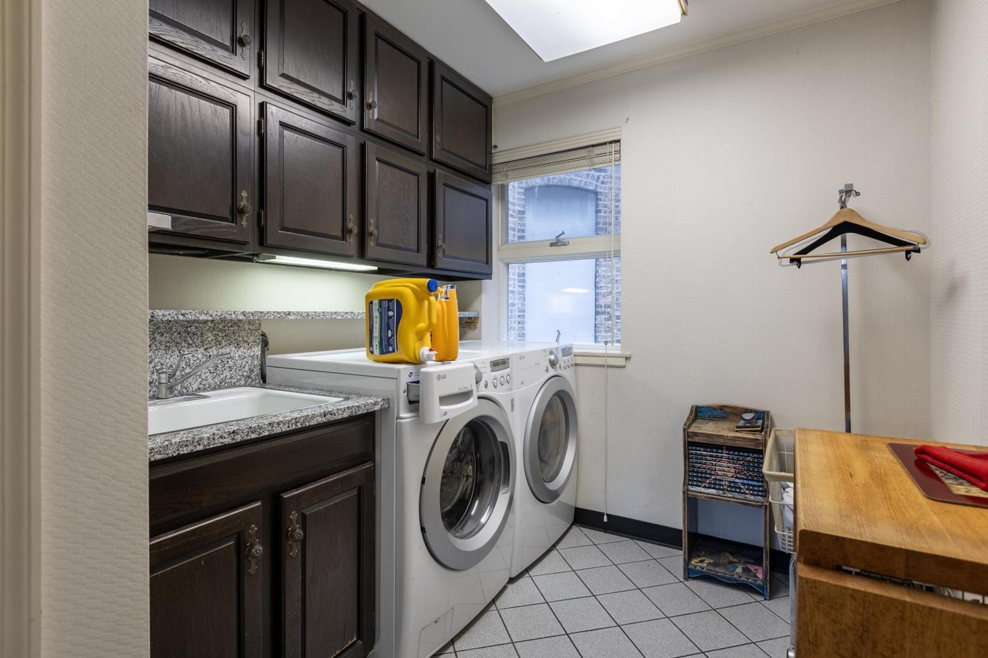 Lakeview East Apartment *